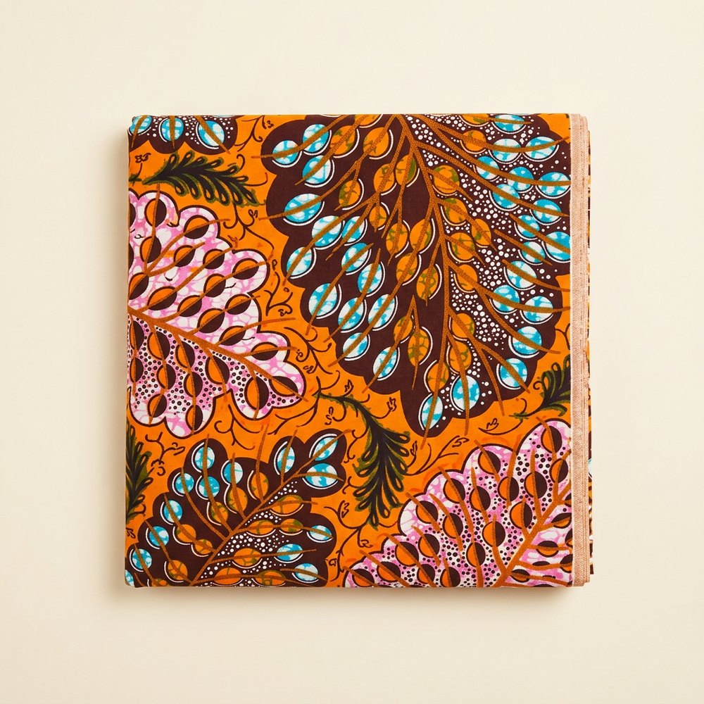 Pagne wax aux motifs de feuillages orange, brun, rose et turquoise, réservé à la famille de la femme (Mbayo)